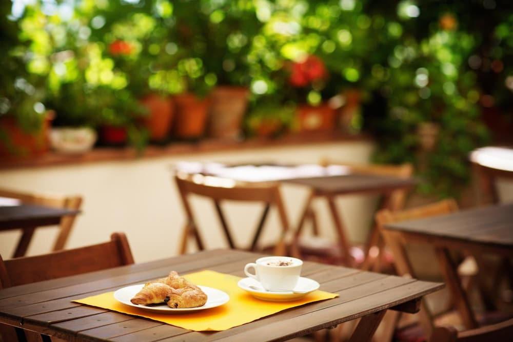Hotel Donna Rosa SantʼAlessio Siculo エクステリア 写真