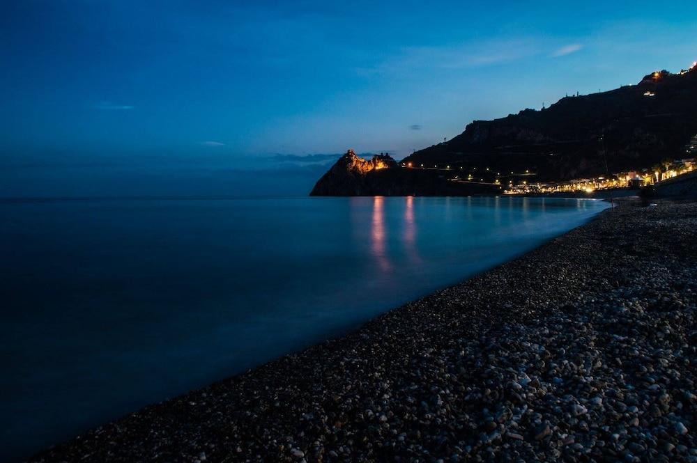 Hotel Donna Rosa SantʼAlessio Siculo エクステリア 写真