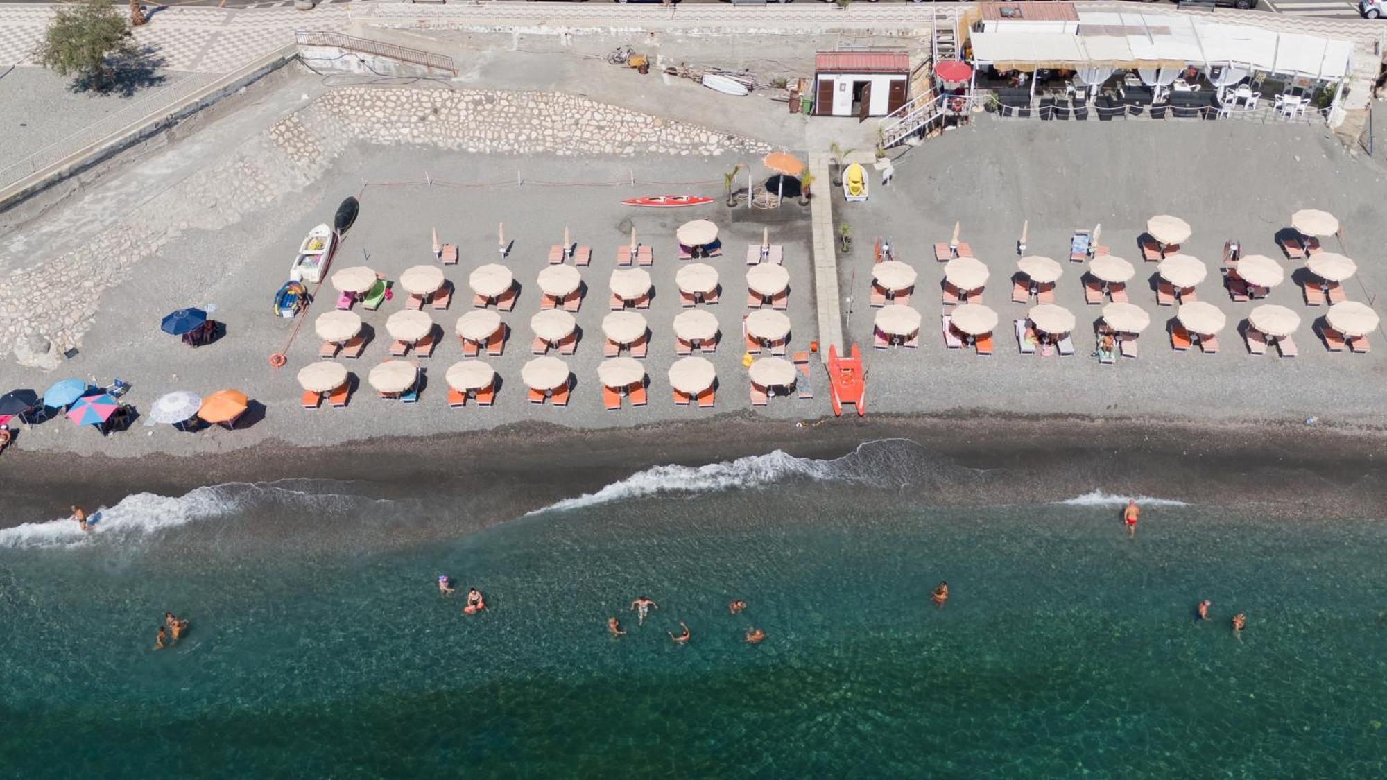 Hotel Donna Rosa SantʼAlessio Siculo エクステリア 写真