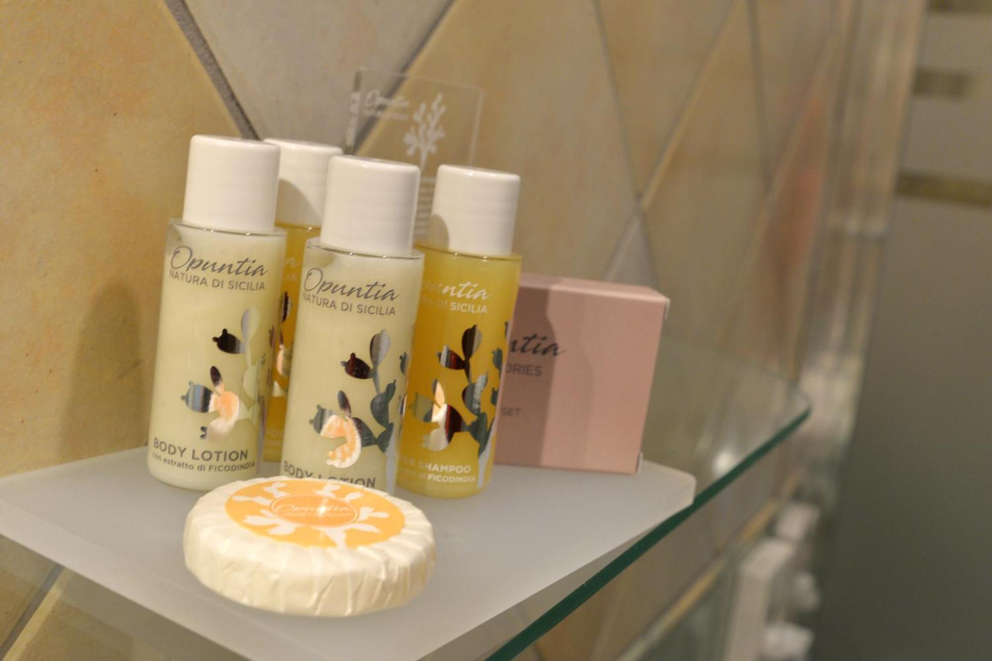 Hotel Donna Rosa SantʼAlessio Siculo エクステリア 写真