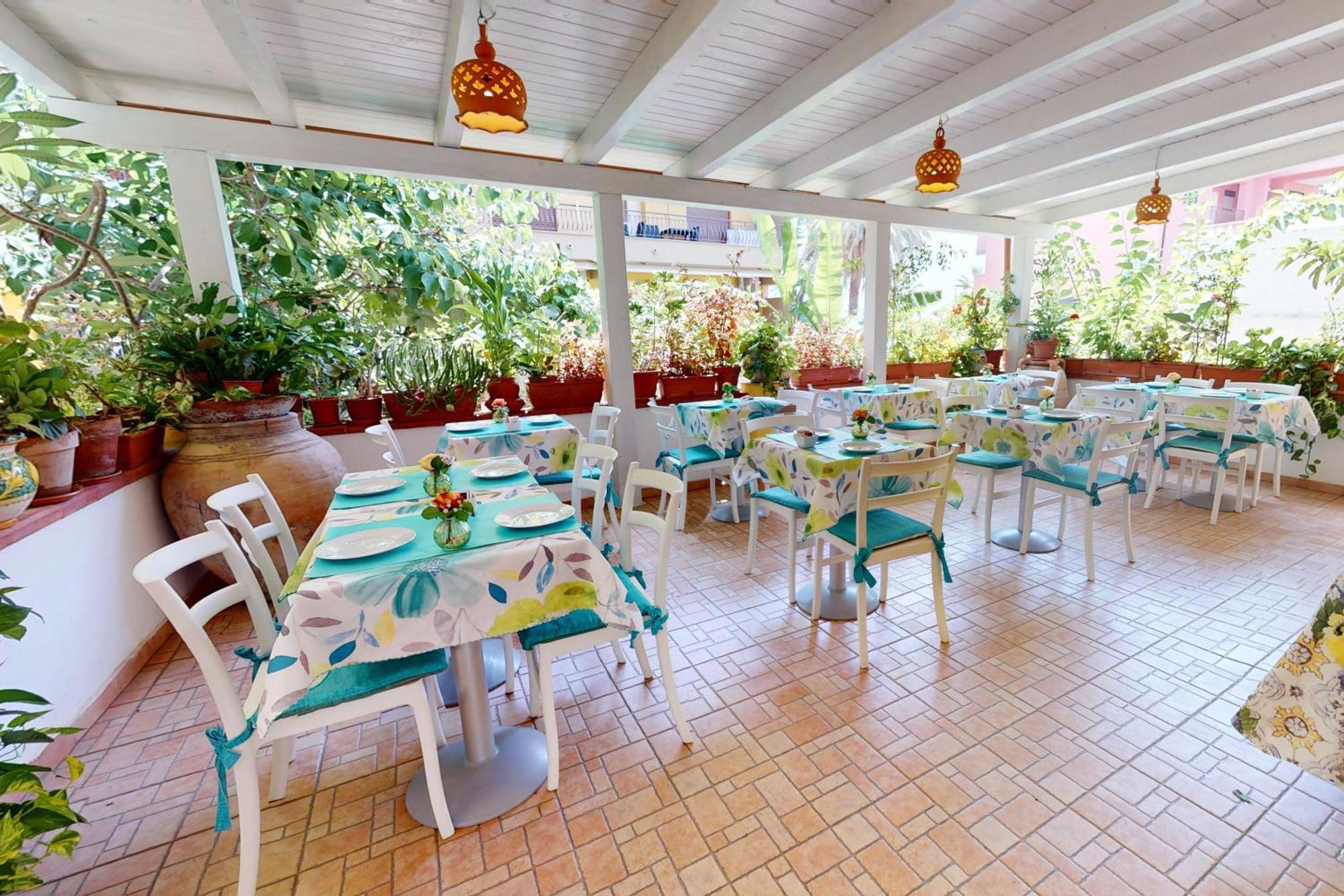 Hotel Donna Rosa SantʼAlessio Siculo エクステリア 写真