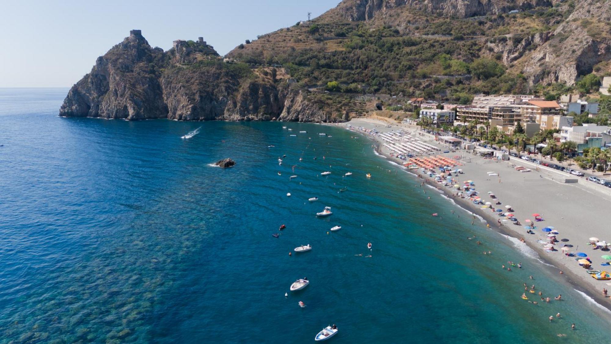 Hotel Donna Rosa SantʼAlessio Siculo エクステリア 写真