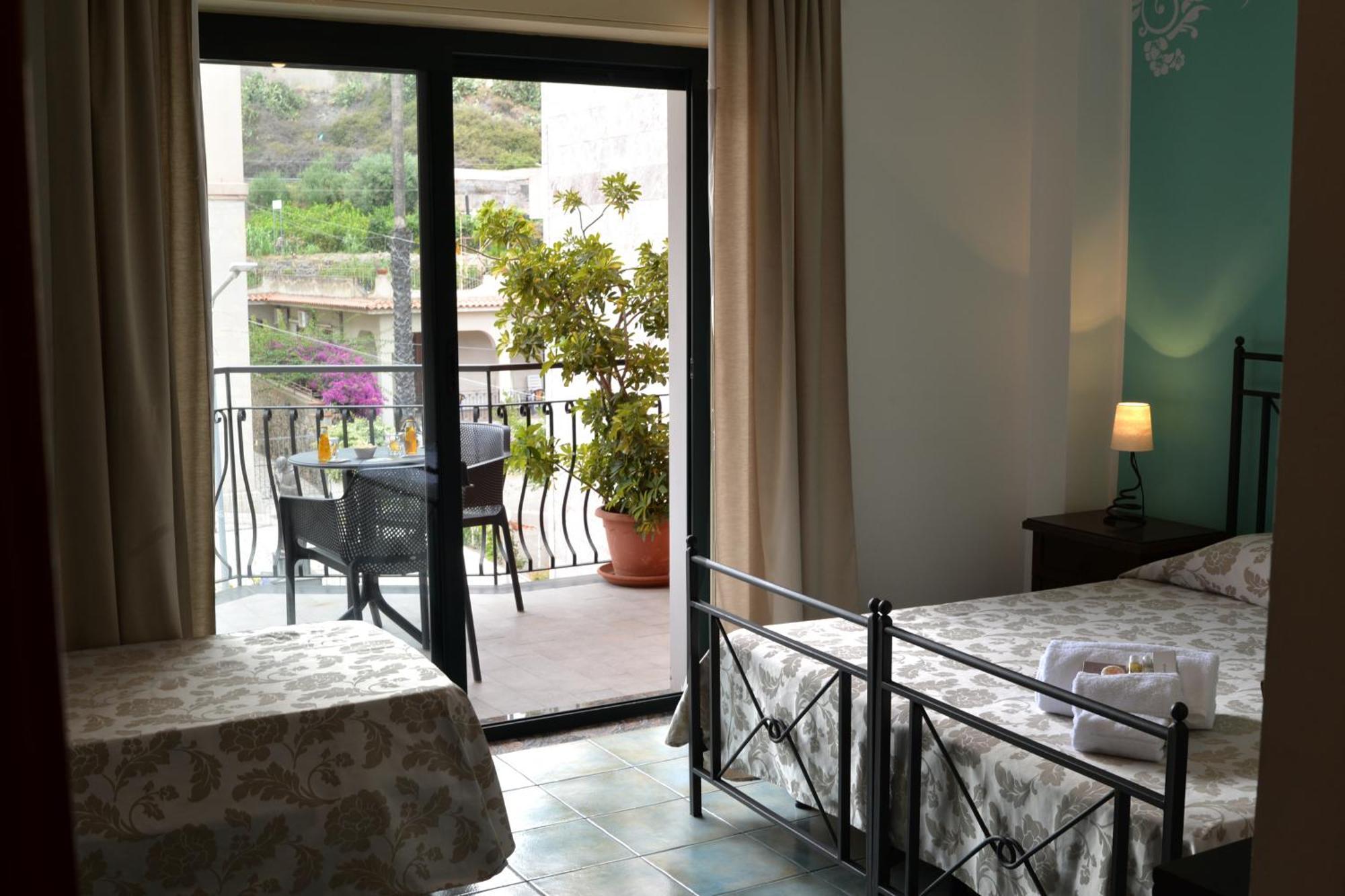 Hotel Donna Rosa SantʼAlessio Siculo エクステリア 写真