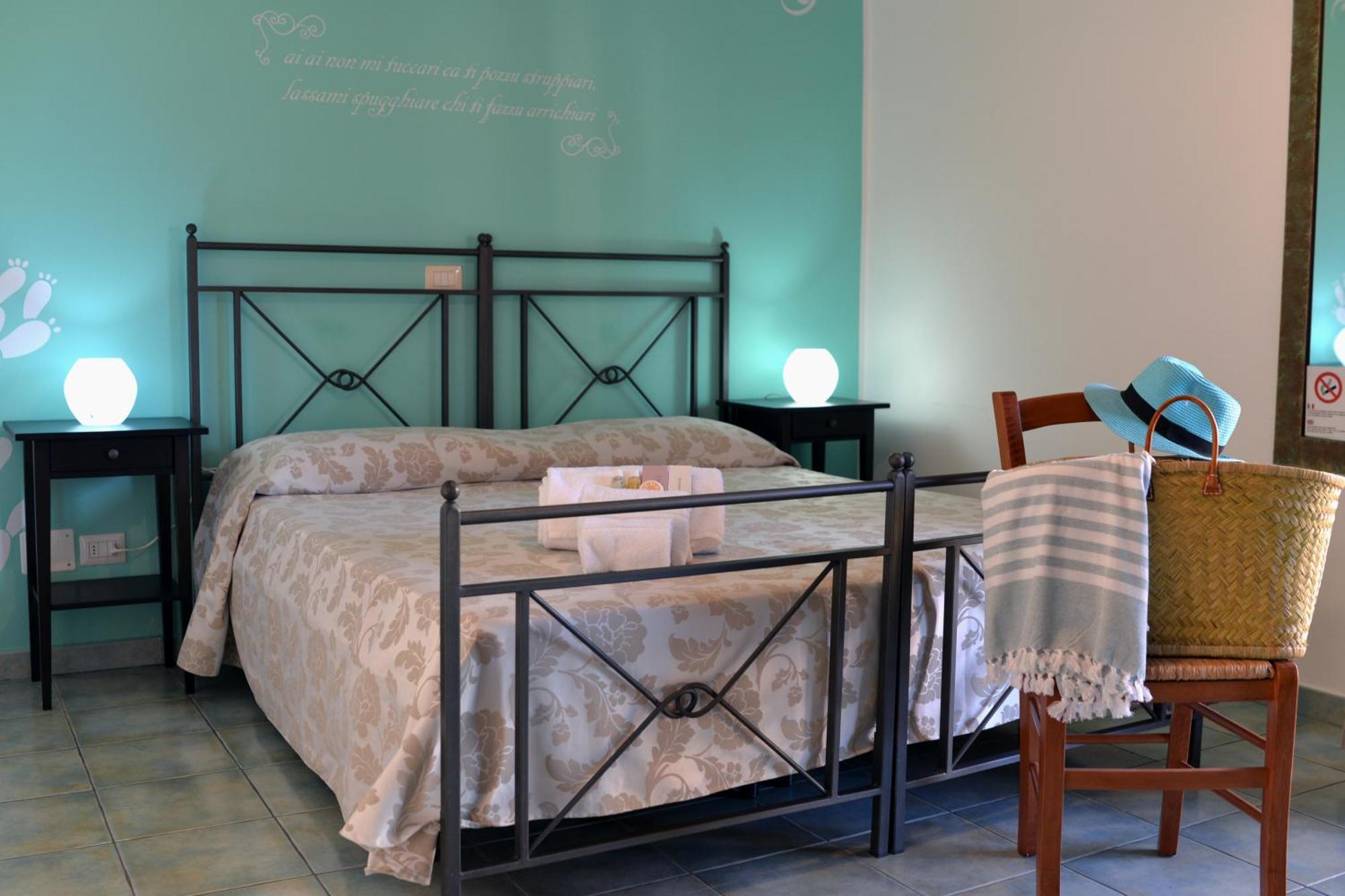 Hotel Donna Rosa SantʼAlessio Siculo エクステリア 写真