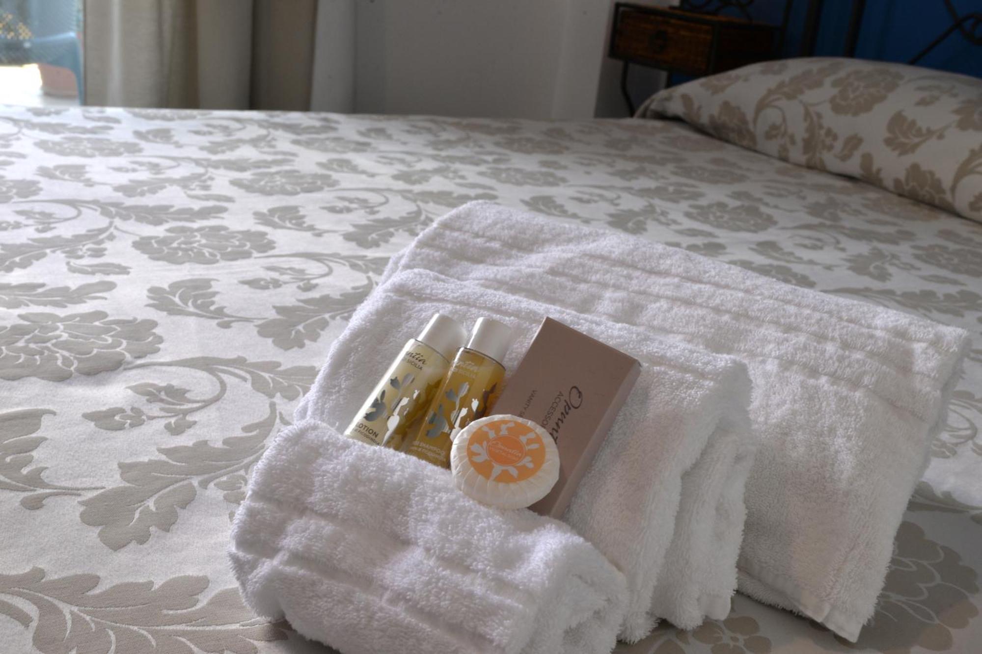 Hotel Donna Rosa SantʼAlessio Siculo エクステリア 写真