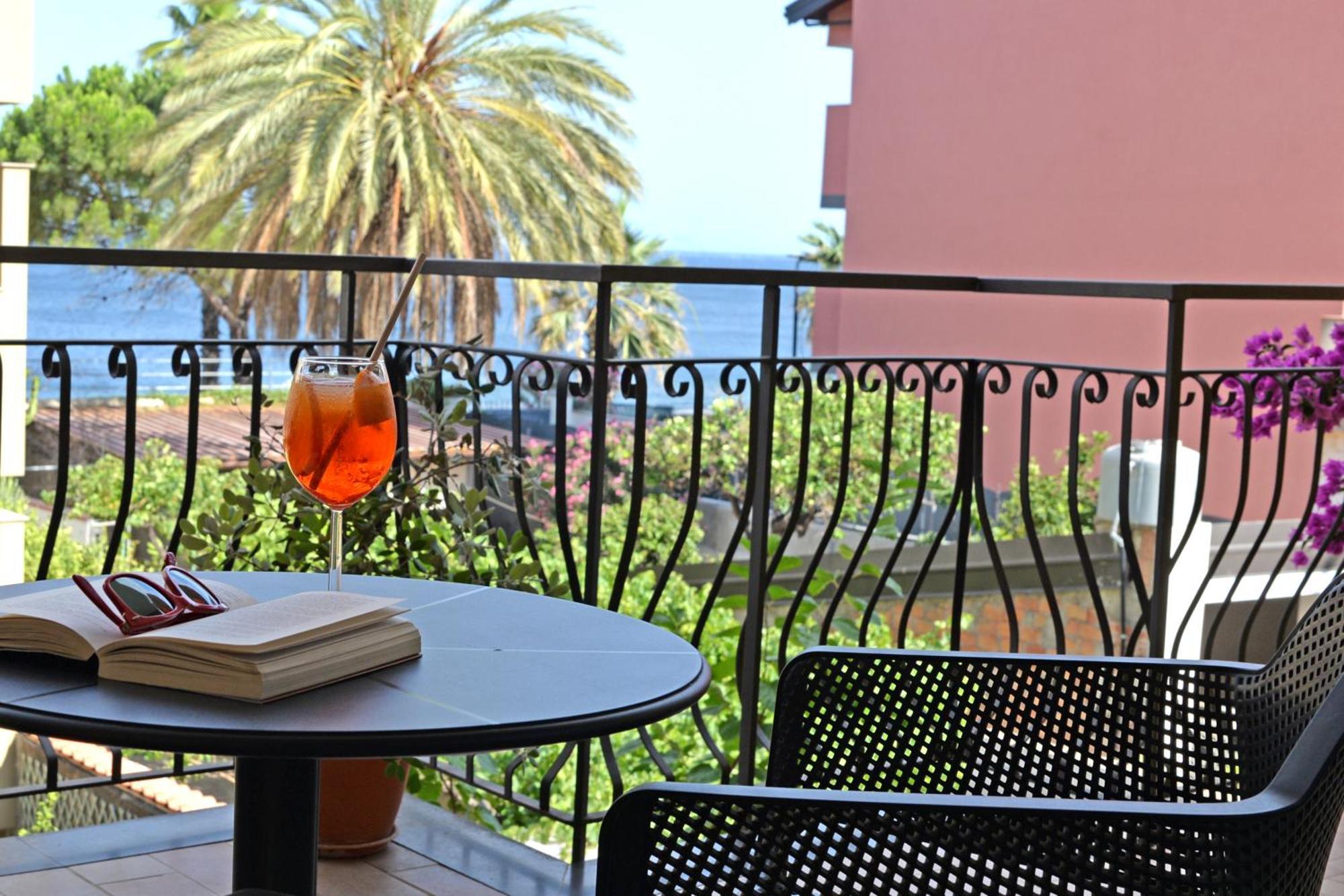 Hotel Donna Rosa SantʼAlessio Siculo エクステリア 写真