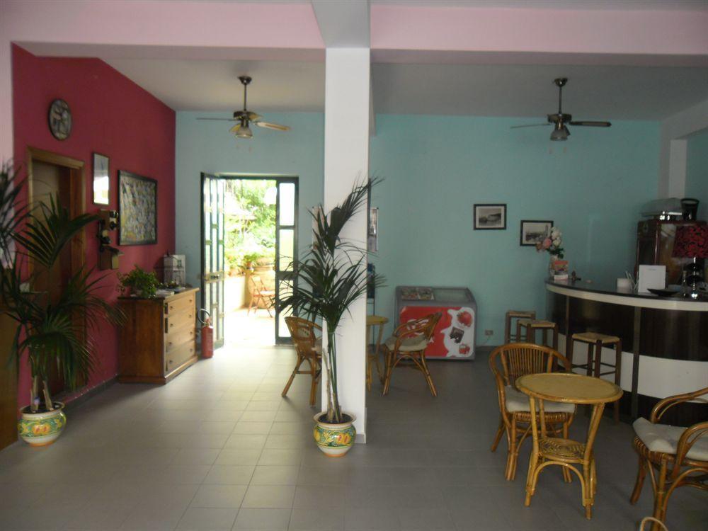 Hotel Donna Rosa SantʼAlessio Siculo エクステリア 写真