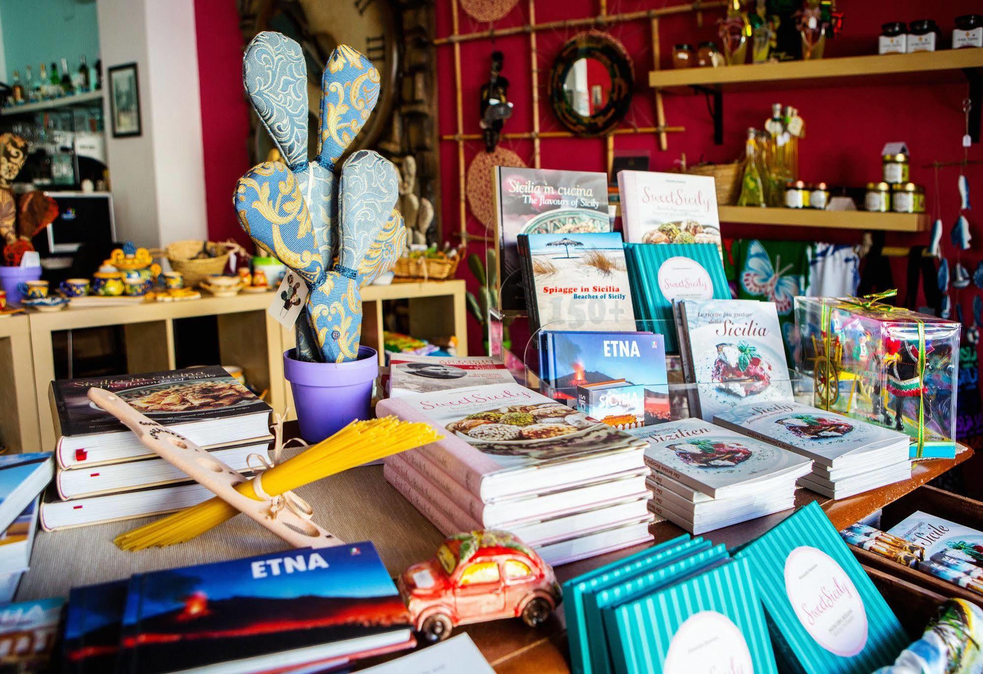Hotel Donna Rosa SantʼAlessio Siculo エクステリア 写真