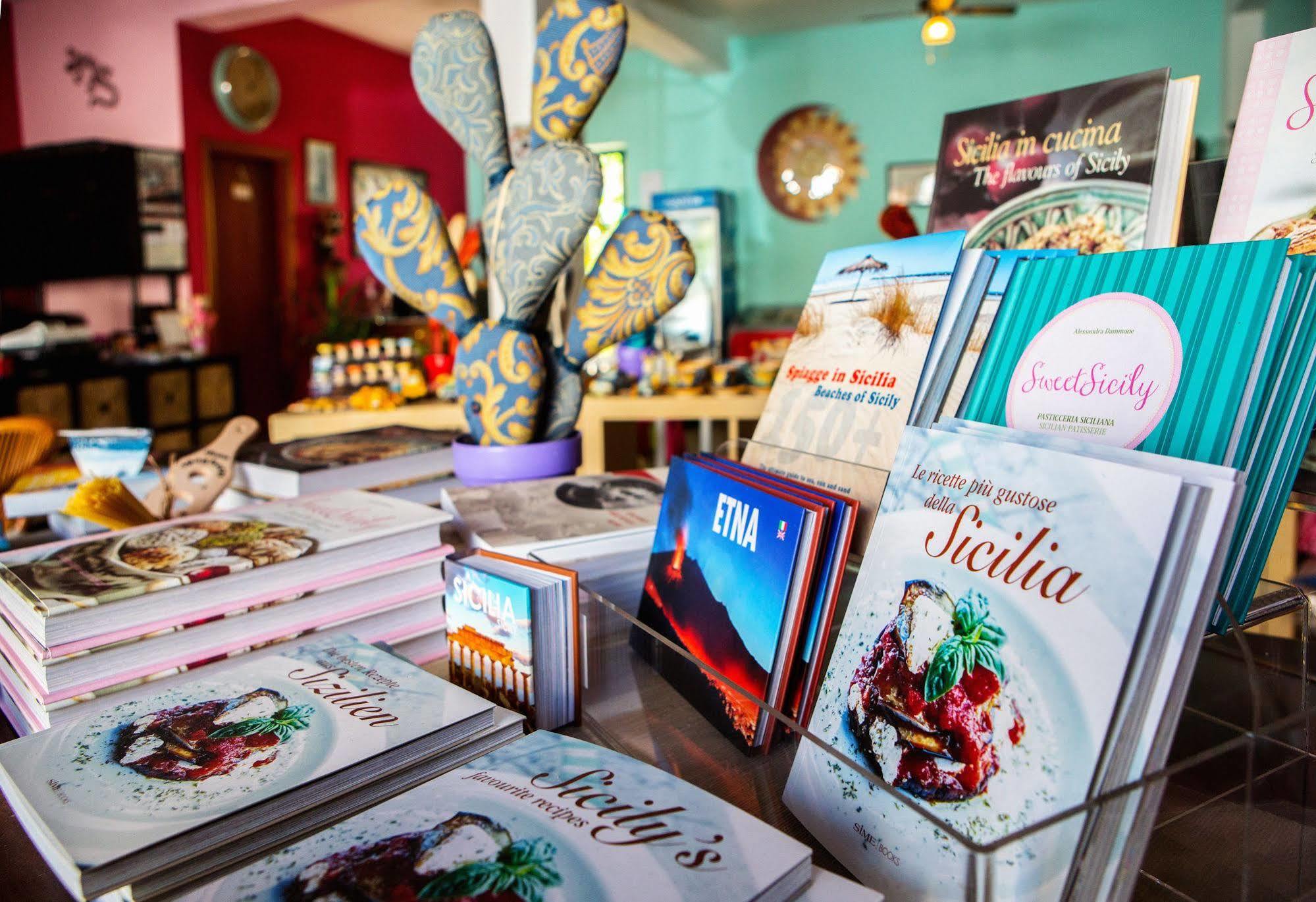 Hotel Donna Rosa SantʼAlessio Siculo エクステリア 写真